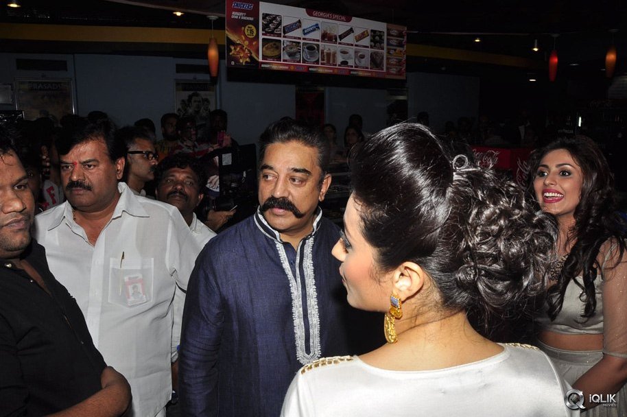 Celebs-at-Cheekati-Raajyam-Movie-Premier-Show
